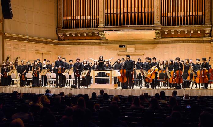  Harvard-Westlake Chamber Orchestra, diretta dalla Dr.ssa Neli Nikolaeva